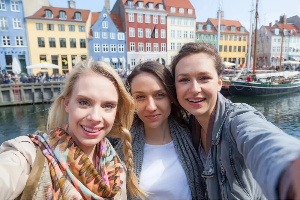 Grupa przyjaciół robiąca selfie